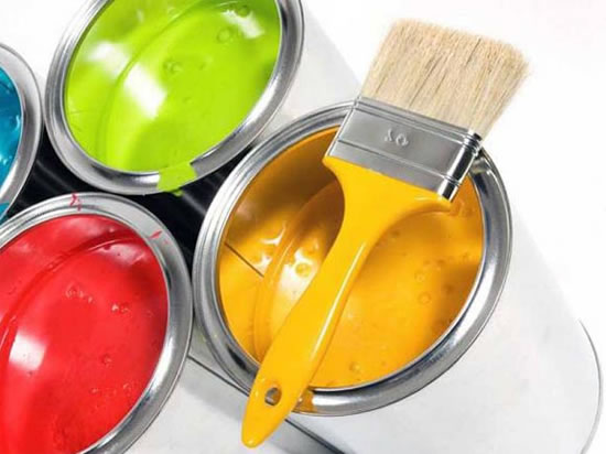 как правильно красить обои на потолке