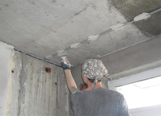 как оштукатурить потолок 