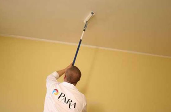 красить обои на потолке