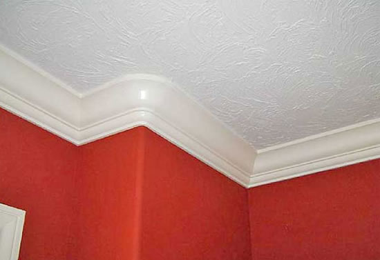 как приклеить плинтус на потолок