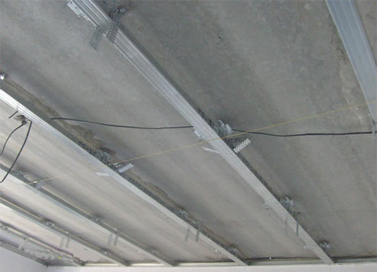 монтаж одноуровневого потолка из гипсокартона