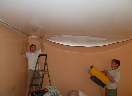 как сделать ремонт натяжных потолков после залива