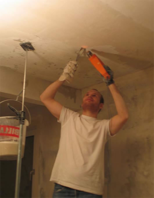 как правильно снять водоэмульсионную краску с потолка 