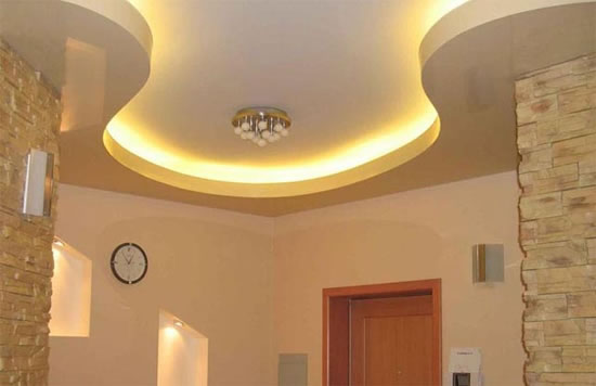 натяжной потолок в длинном коридоре