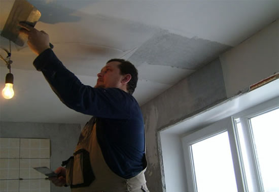 как удалить шпаклевку с потолка