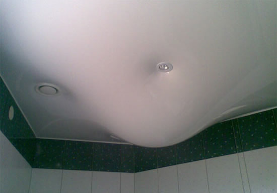 натяжной потолок потоп