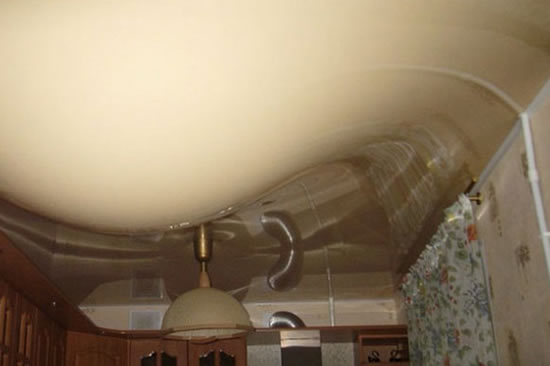натяжные потолки протечка