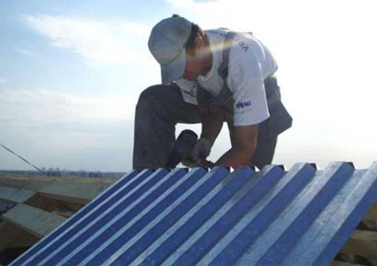 как правильно перекрыть крышу профнастилом