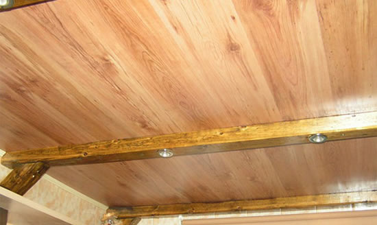 деревянный потолок в ванной комнате