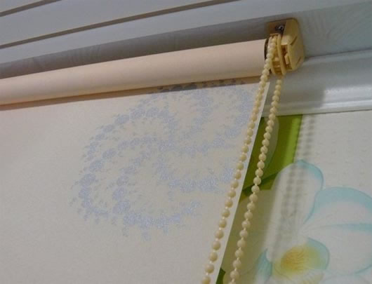 как крепить жалюзи к потолку