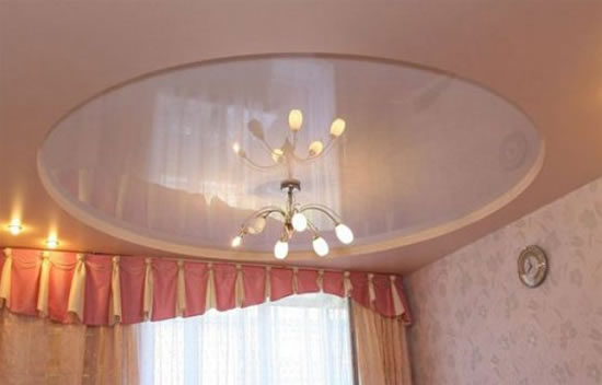 красивые потолки в зале