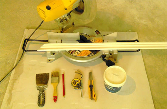 как клеить багет на потолок