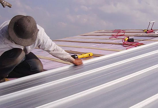 как правильно закрыть крышу профнастилом