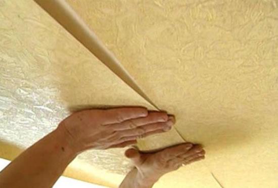 как поклеить потолок обоями