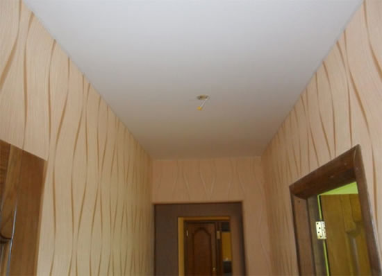 потолок для узкого коридора особенности