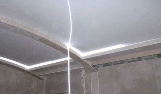 установка потолочного плинтуса с подсветкой