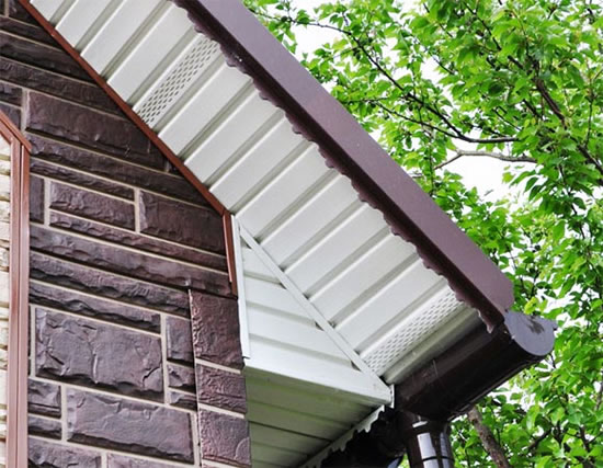 подшивка крыши софитом