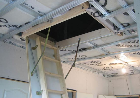 установка чердачной лестницы