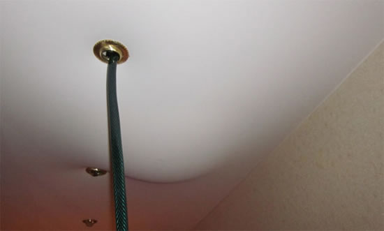 слить воду с натяжного потолка своими руками