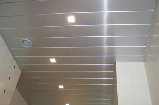 реечный потолок для ванной установка