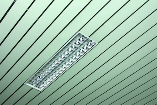 как прикрепить сайдинг на потолок