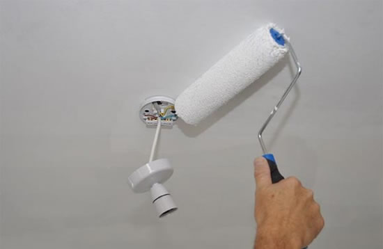 как и чем красить потолок на кухне