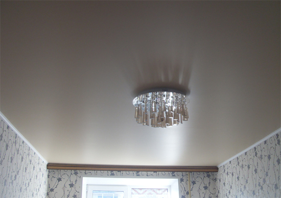 как выглядит сатиновый натяжной потолок