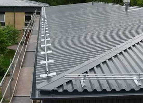 технология укладки профнастила на крышу