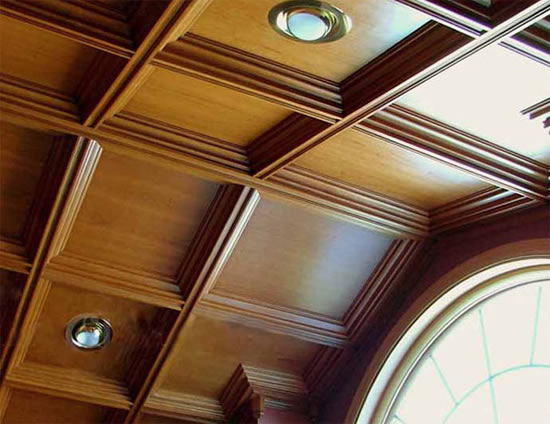 как правильно приклеить плинтуса на потолок