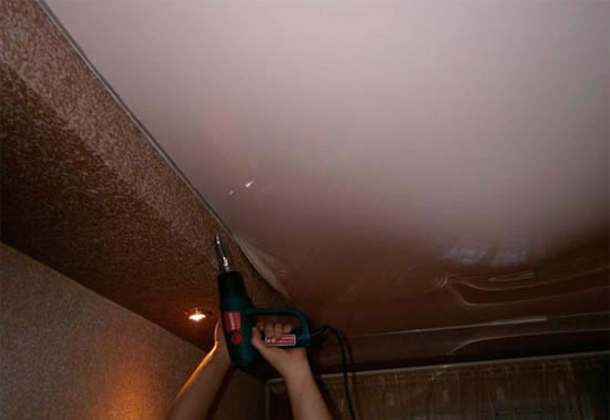 ремонт натяжного потолка варианты