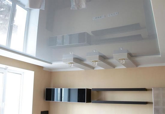 дизайн натяжных потолков на кухне