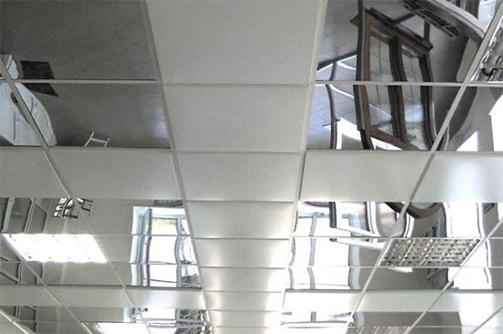 натяжной потолок в ванной зеркальный