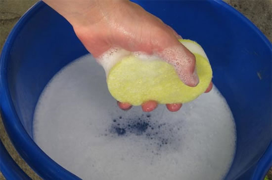 как мыть натяжной тканевый потолок