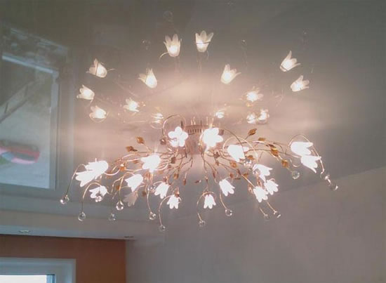 освещение натяжных потолков в зале