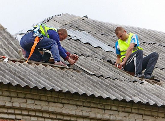 как почистить шиферную крышу