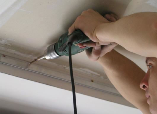 поклейка обоев при натяжных потолках