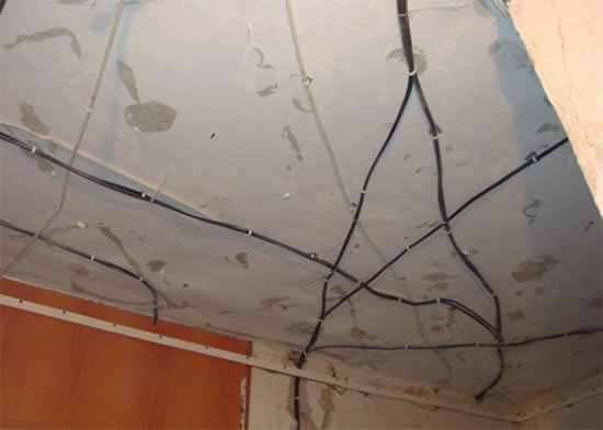 как сделать крепление кабеля к потолку