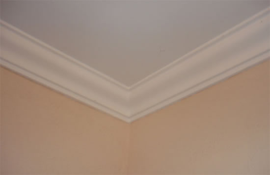 установка потолочного пластикового плинтуса