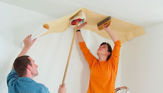 оклейка потолка обоями своими руками