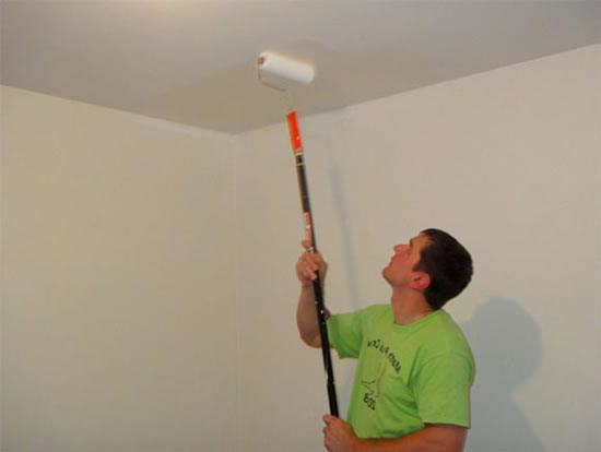 чем и как красить обои на потолке