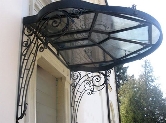 как сделать козырек над дверью