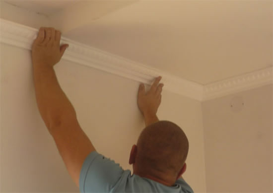 соединение потолочного плинтуса в углах