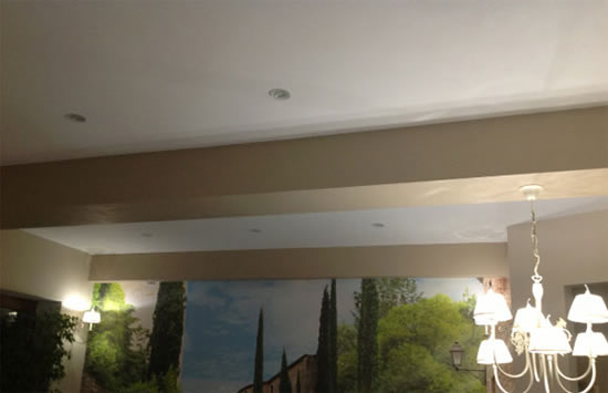 как скрыть балки на потолке