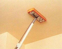 как мыть натяжные потолки