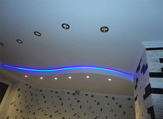 чем поклеить потолок на кухне