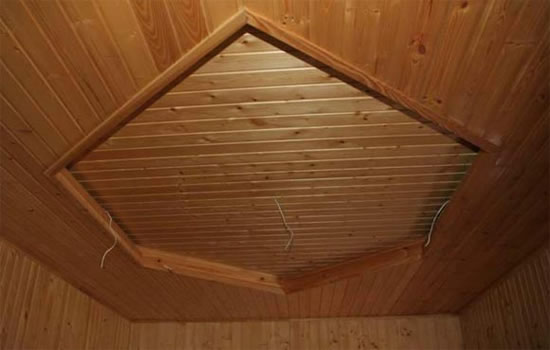 покраска деревянного потолка