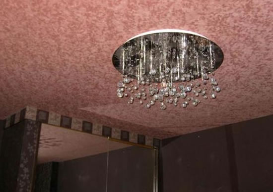 покраска обоев на потолке