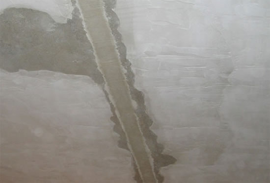 заделка трещин в потолке