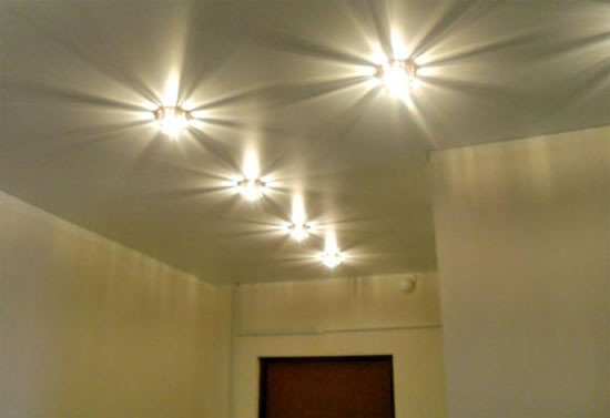 освещение в натяжных потолках