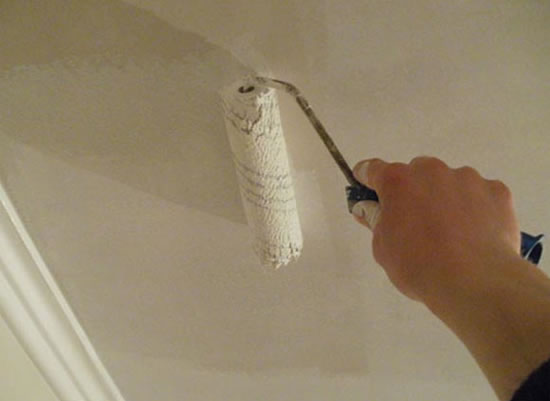 как красить потолок валиком